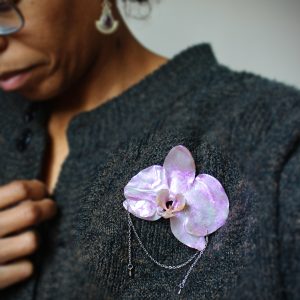 Broche portée orchidée violette avec chaînette