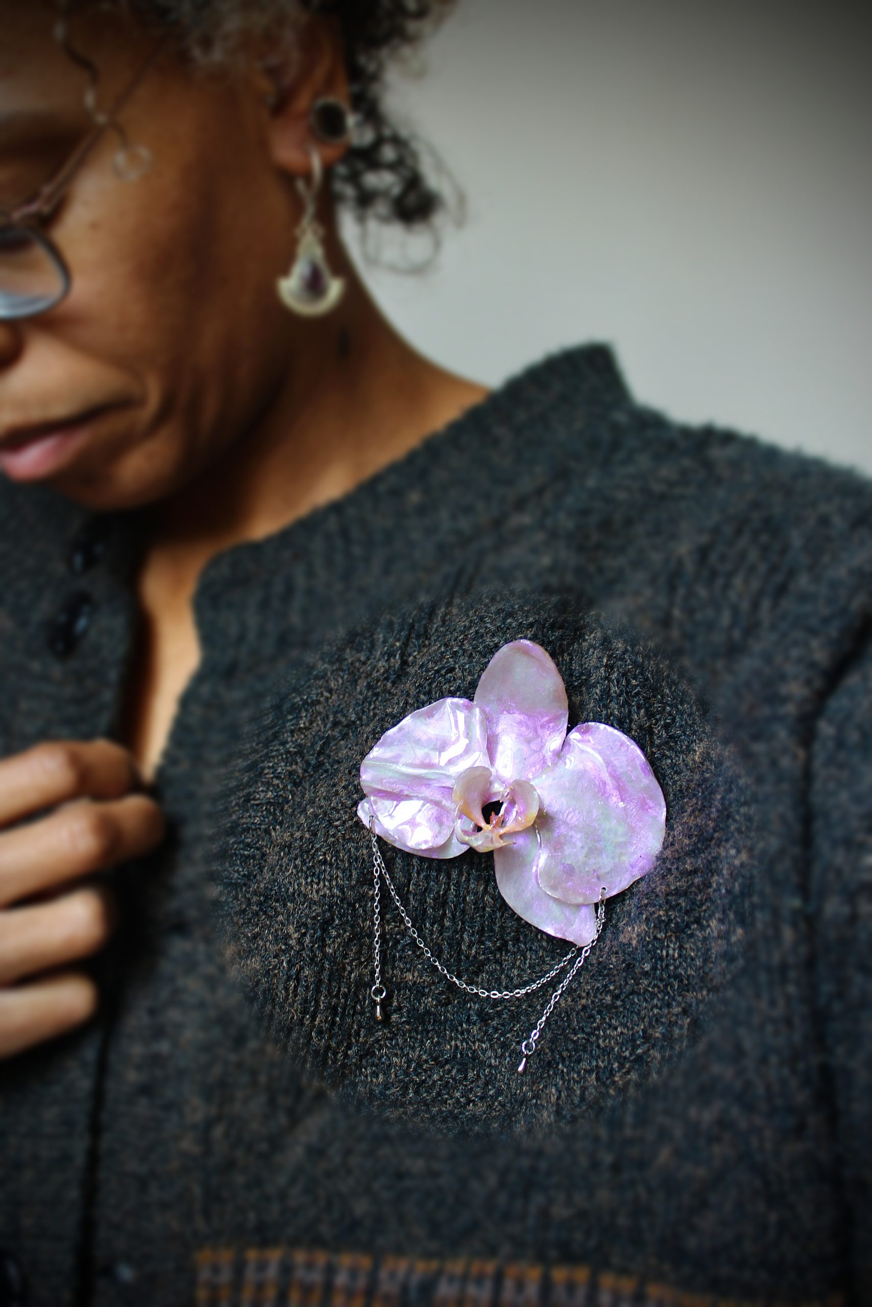 Broche portée orchidée violette avec chaînette