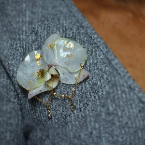 Broche portée orchidée en résine avec stickers et chaîne