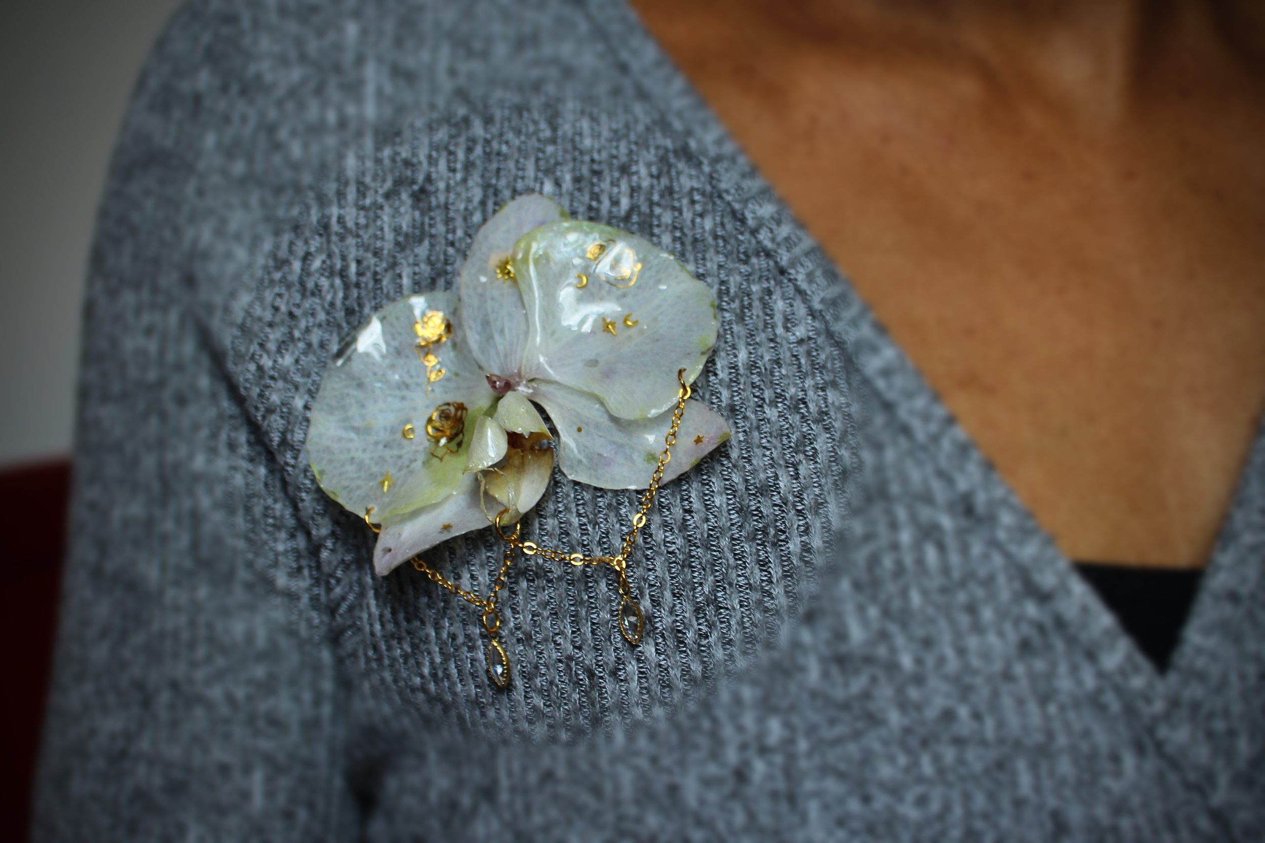 Broche portée orchidée en résine avec stickers et chaîne