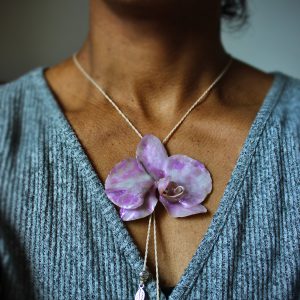 Collier cravate porté orchidée rose et macramé beige