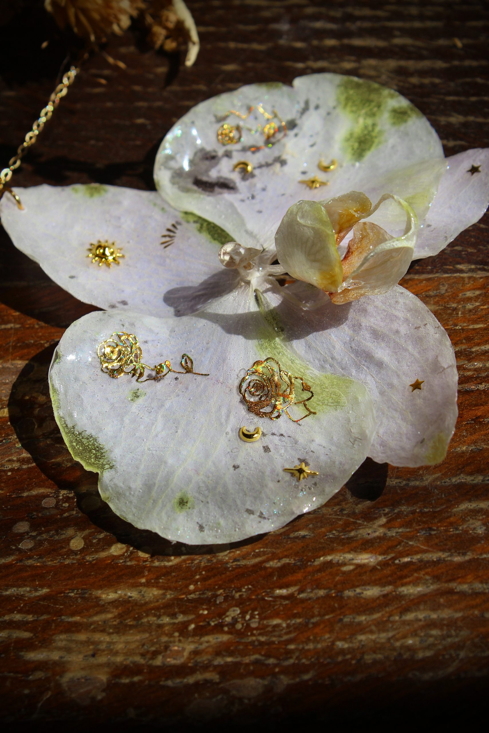 collier Orchidée et chaîne dorée