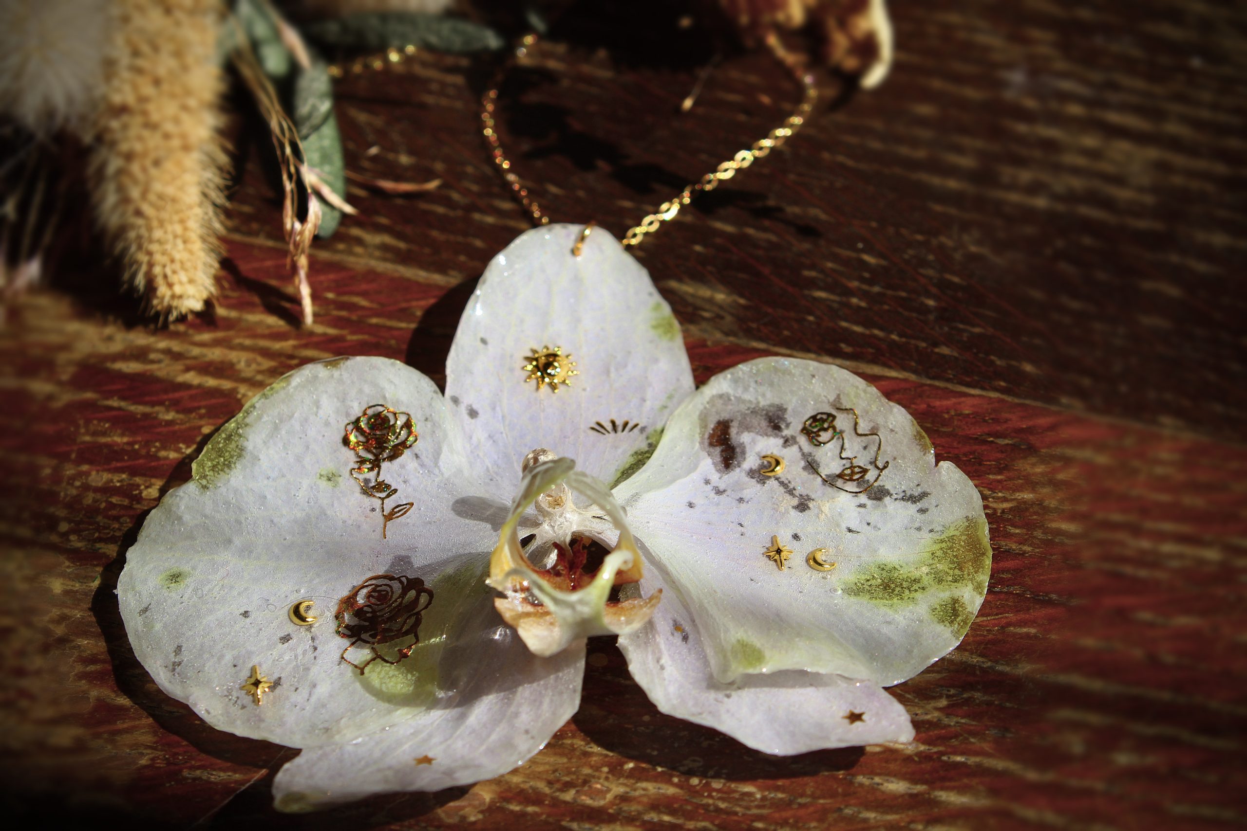 collier Orchidée et chaîne dorée