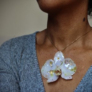 Collier orchidée portée