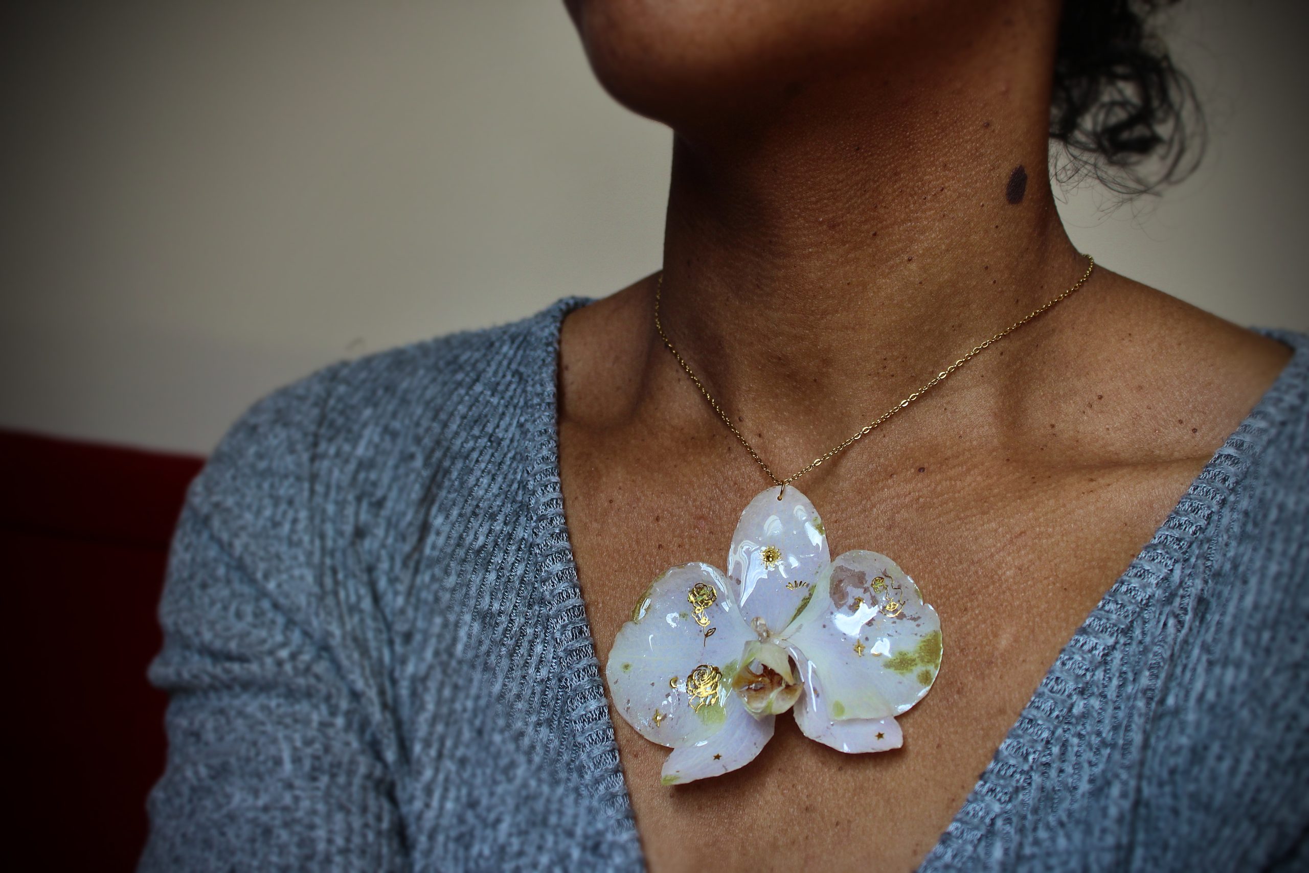 Collier orchidée portée