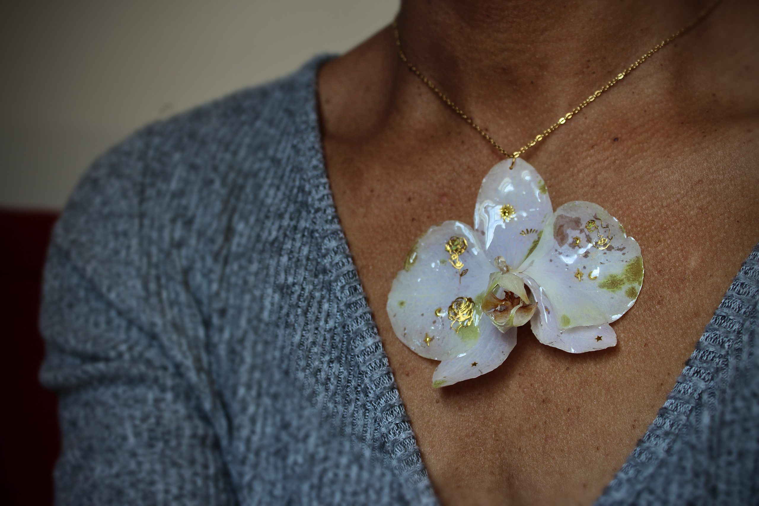 Collier orchidée portée