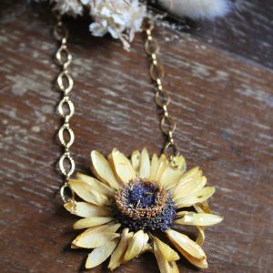Collier fait avec une fleur séchée de tournesol