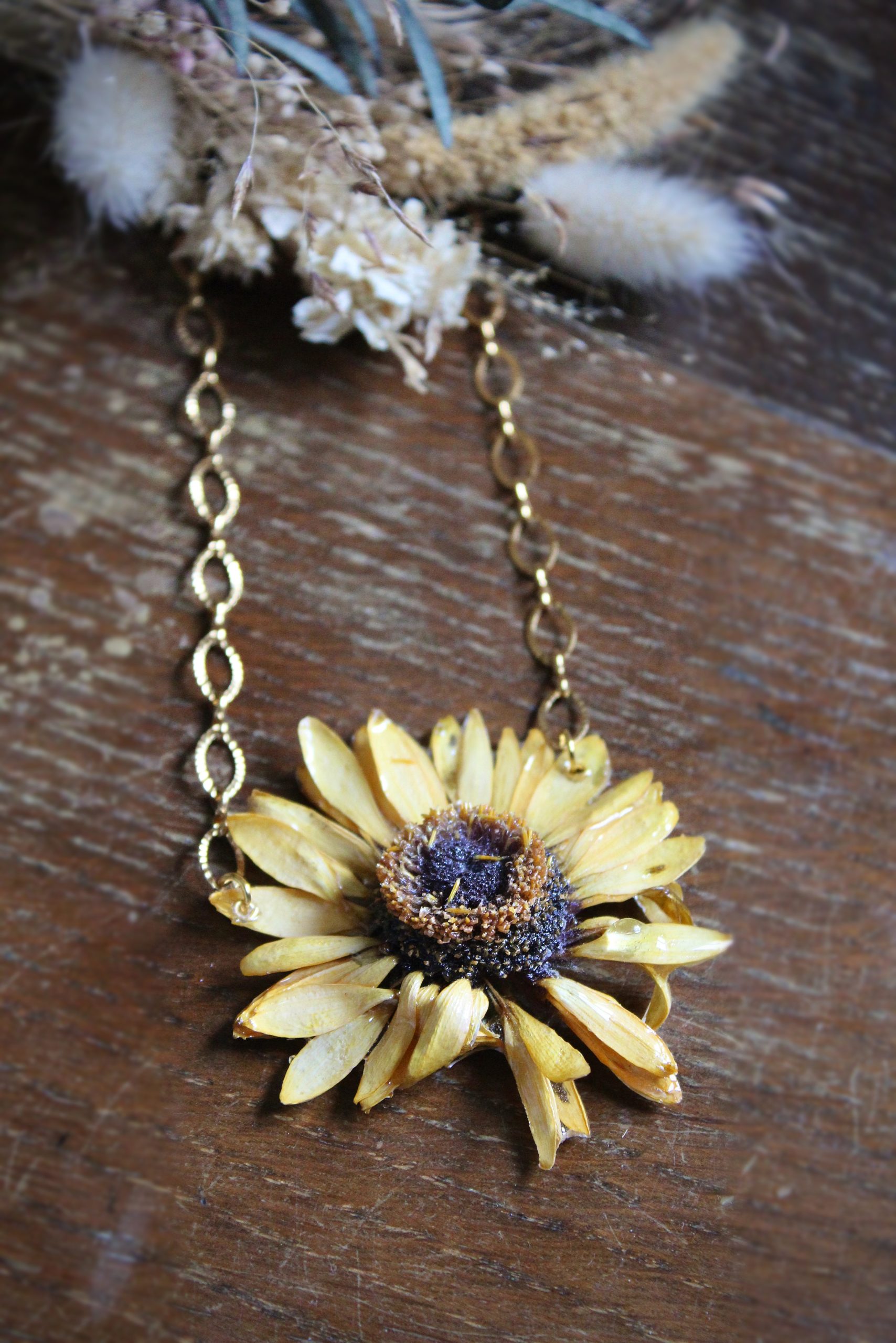 Collier fait avec une fleur séchée de tournesol