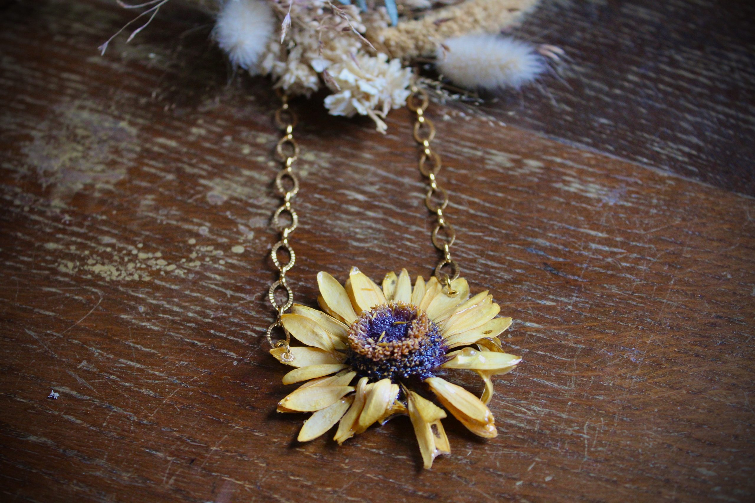 Collier fait avec une fleur séchée de tournesol