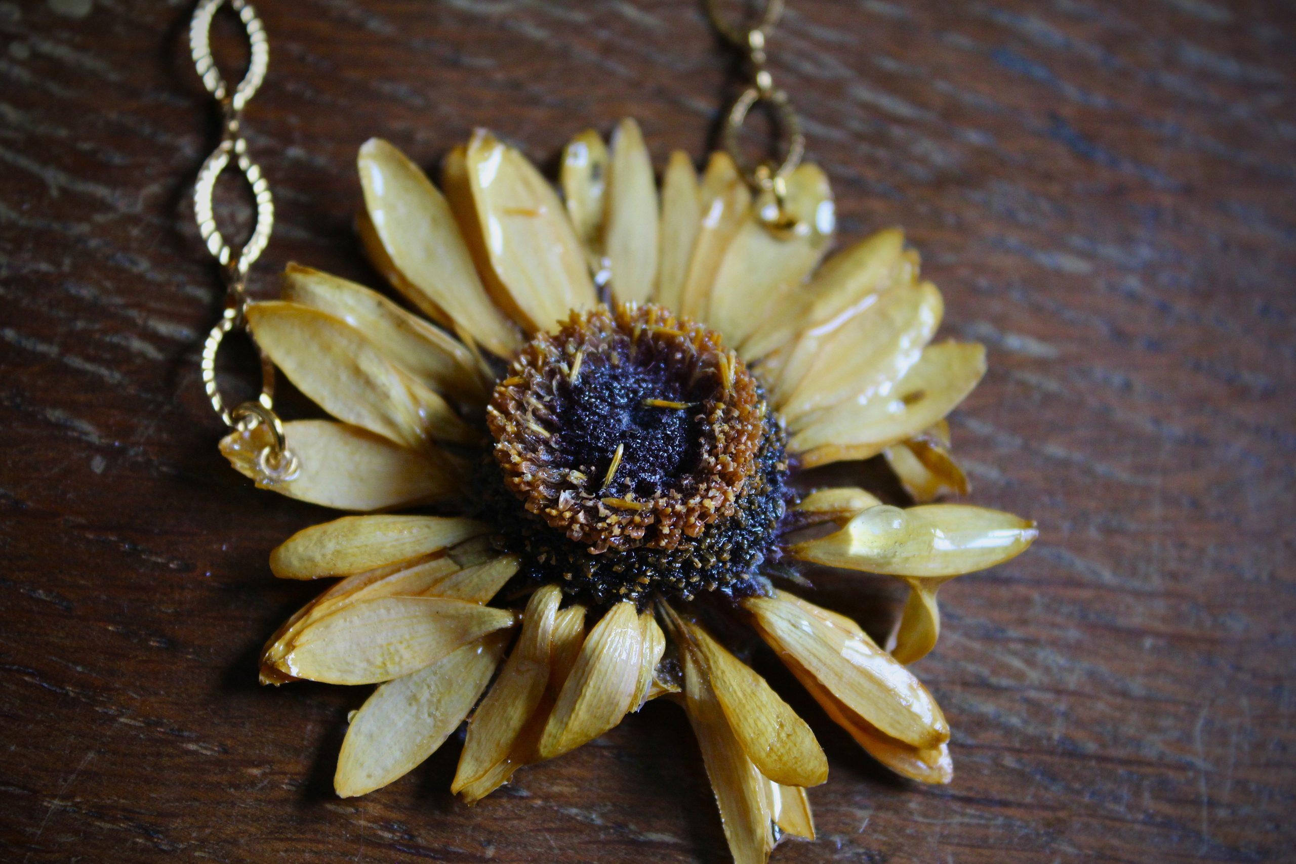 Collier fait avec une fleur séchée de tournesol