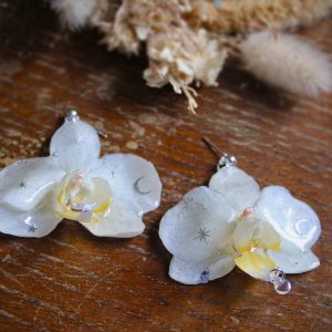 Boucles d'oreilles d'orchidées blanches séchées et nacre