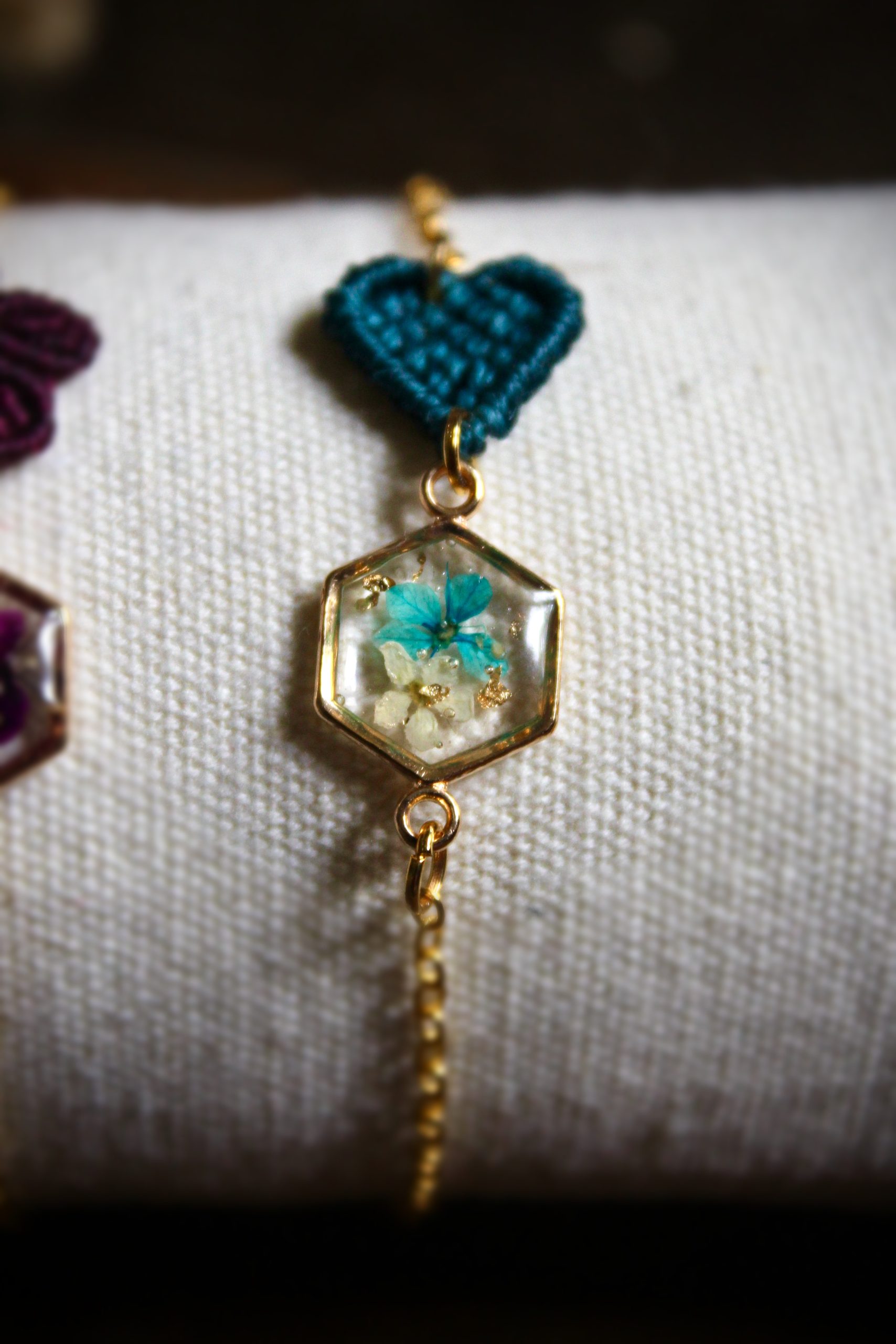 Bracelet micro macramé cœur bleu & résine fleurs séchées