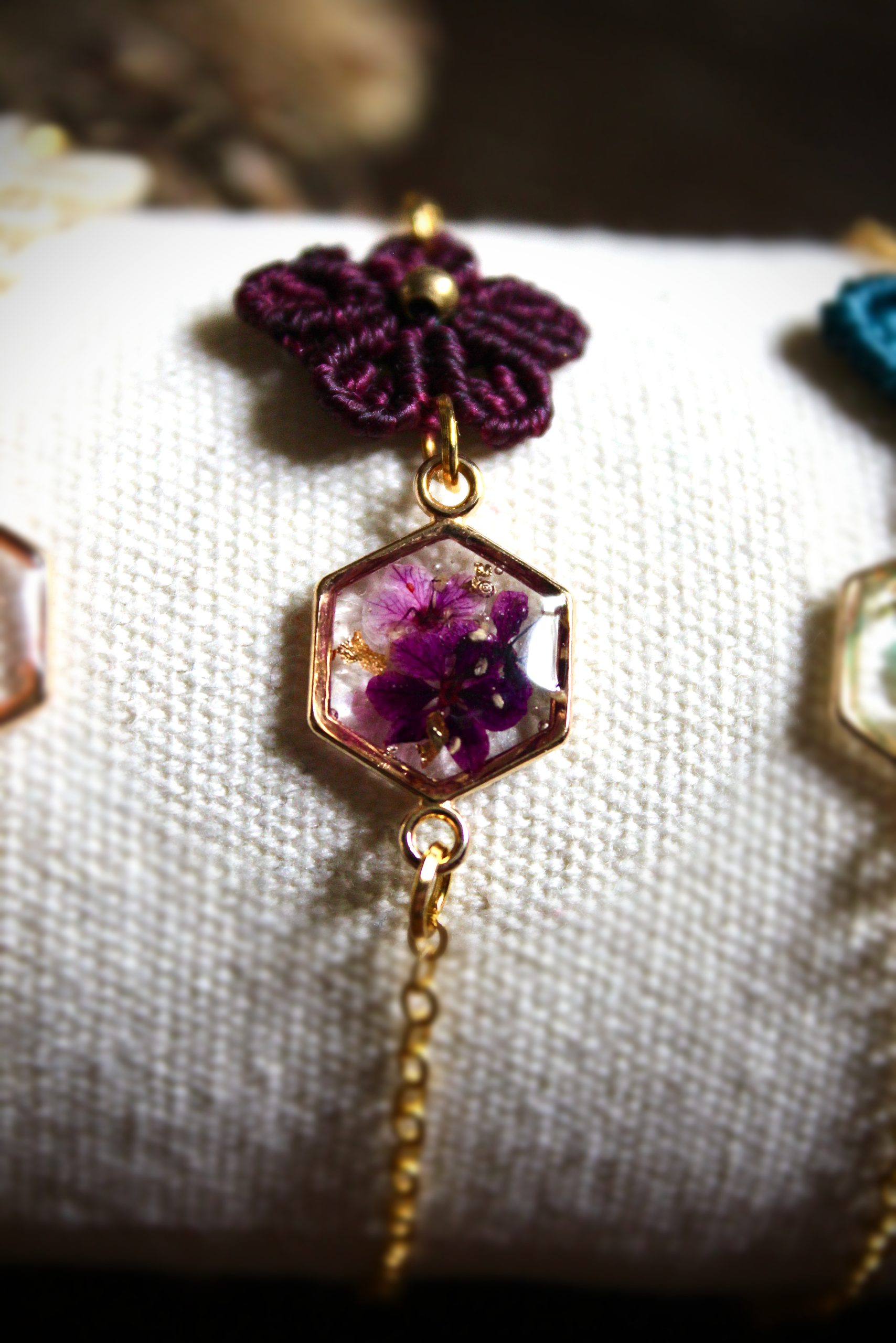 Bracelet micro macramé fleur violette & résine fleurs séchées