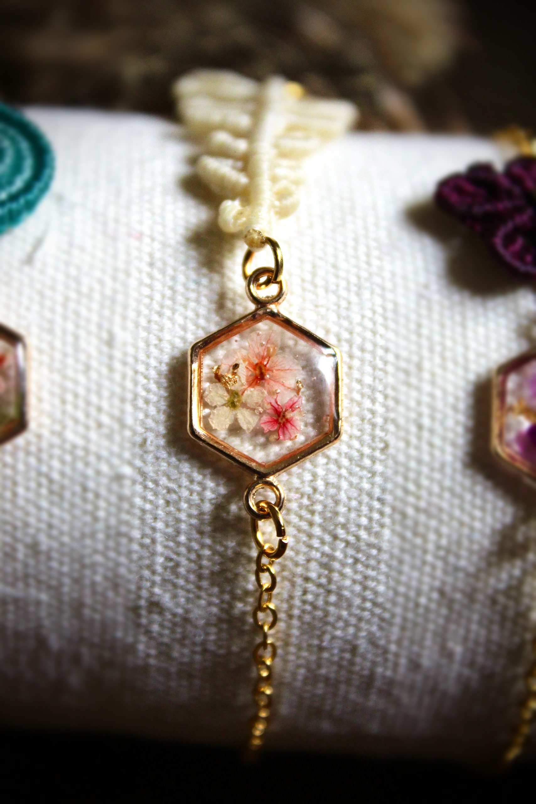 Bracelet micro macramé feuille blanche & résine fleurs séchées