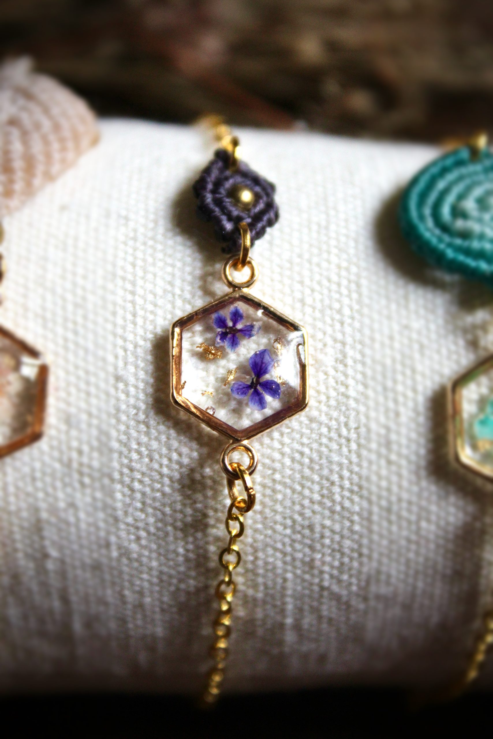 Bracelet micro macramé losange pourpre & résine fleurs séchées