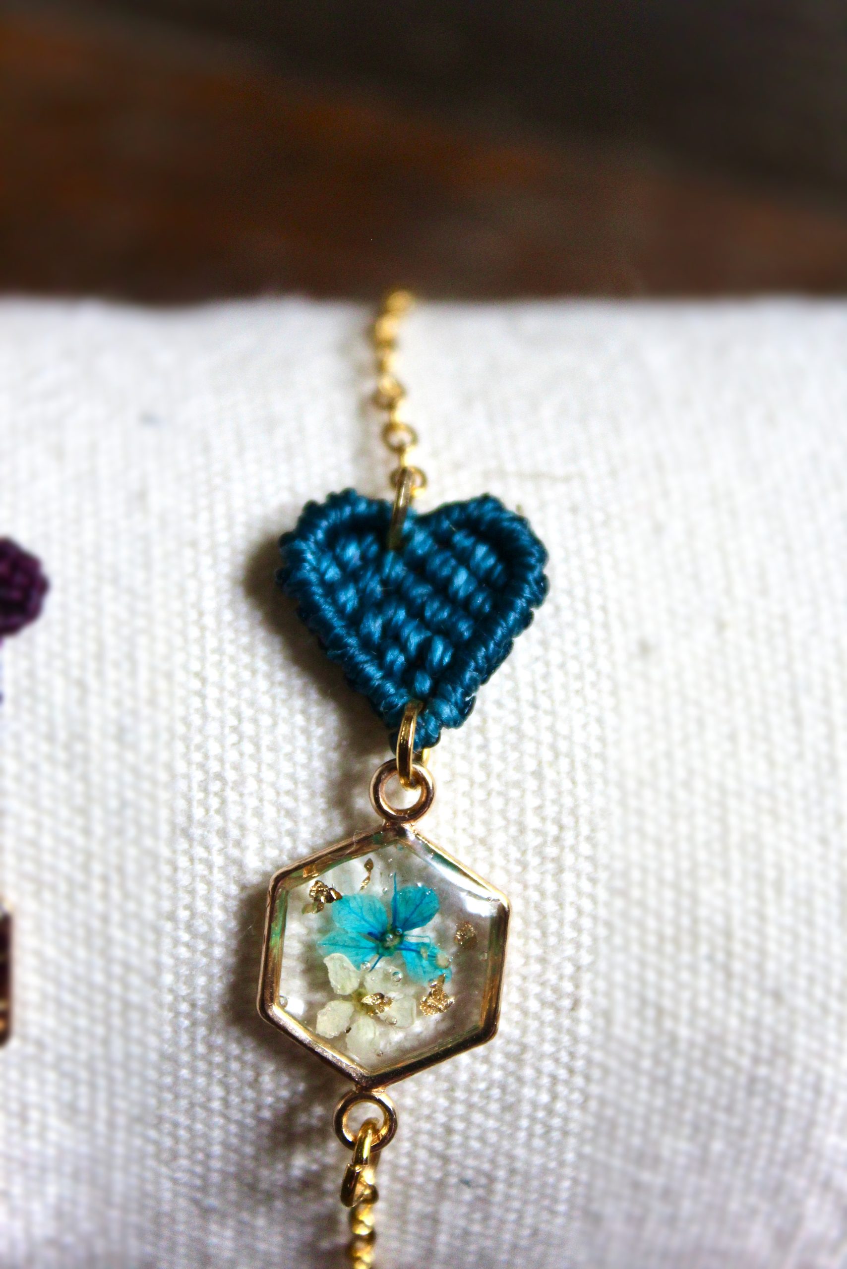 Bracelet micro macramé cœur bleu & résine fleurs séchées