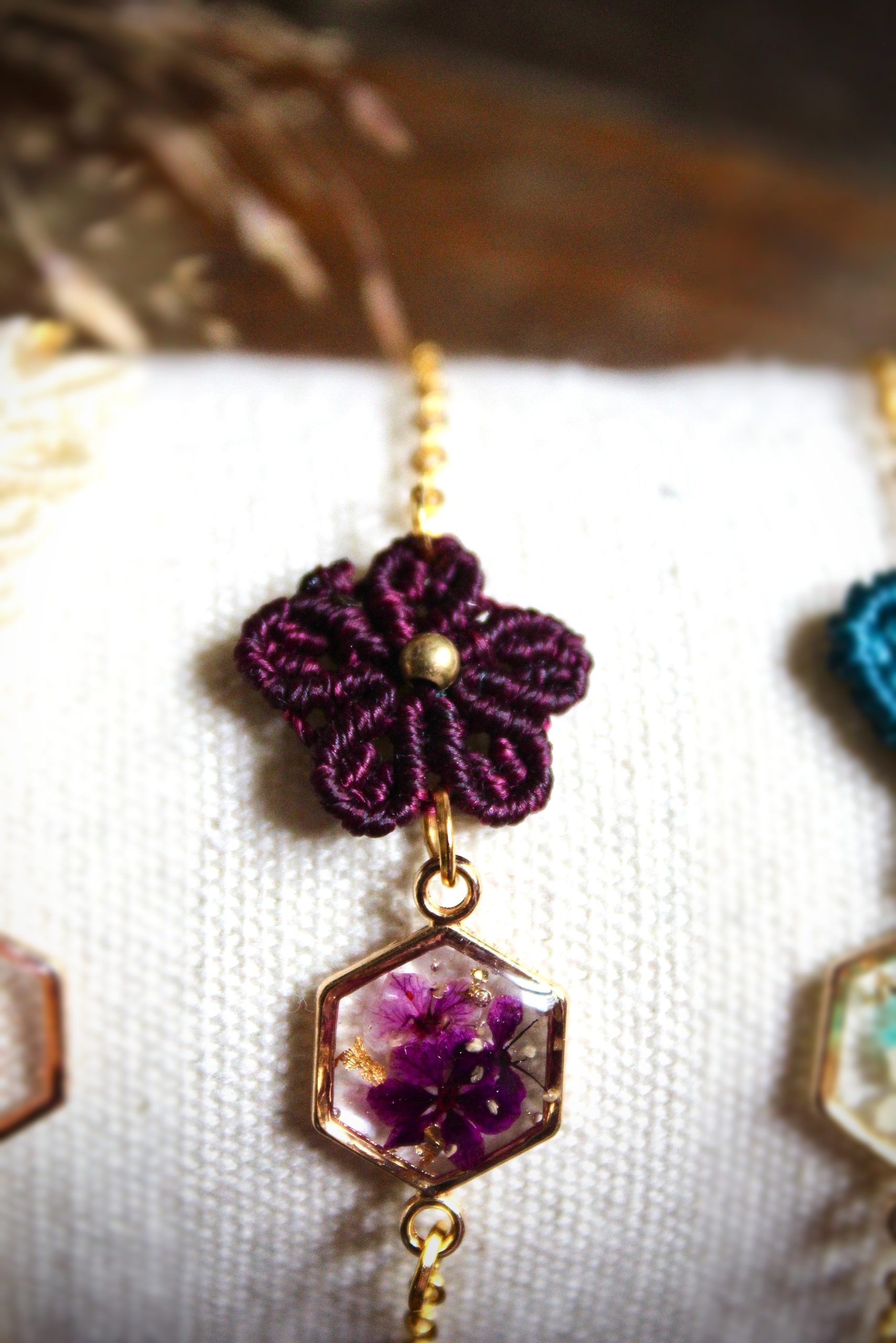 Bracelet micro macramé fleur violette & résine fleurs séchées