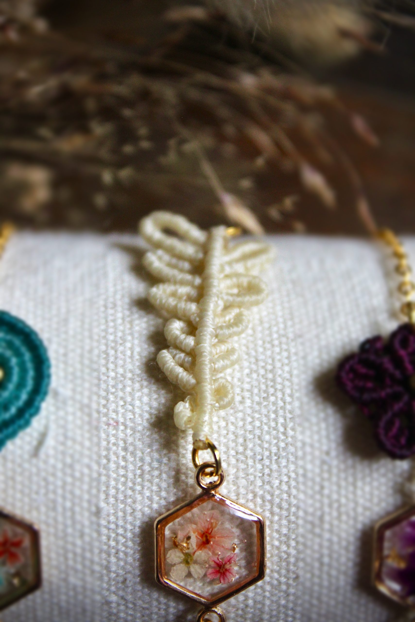Bracelet micro macramé feuille blanche & résine fleurs séchées