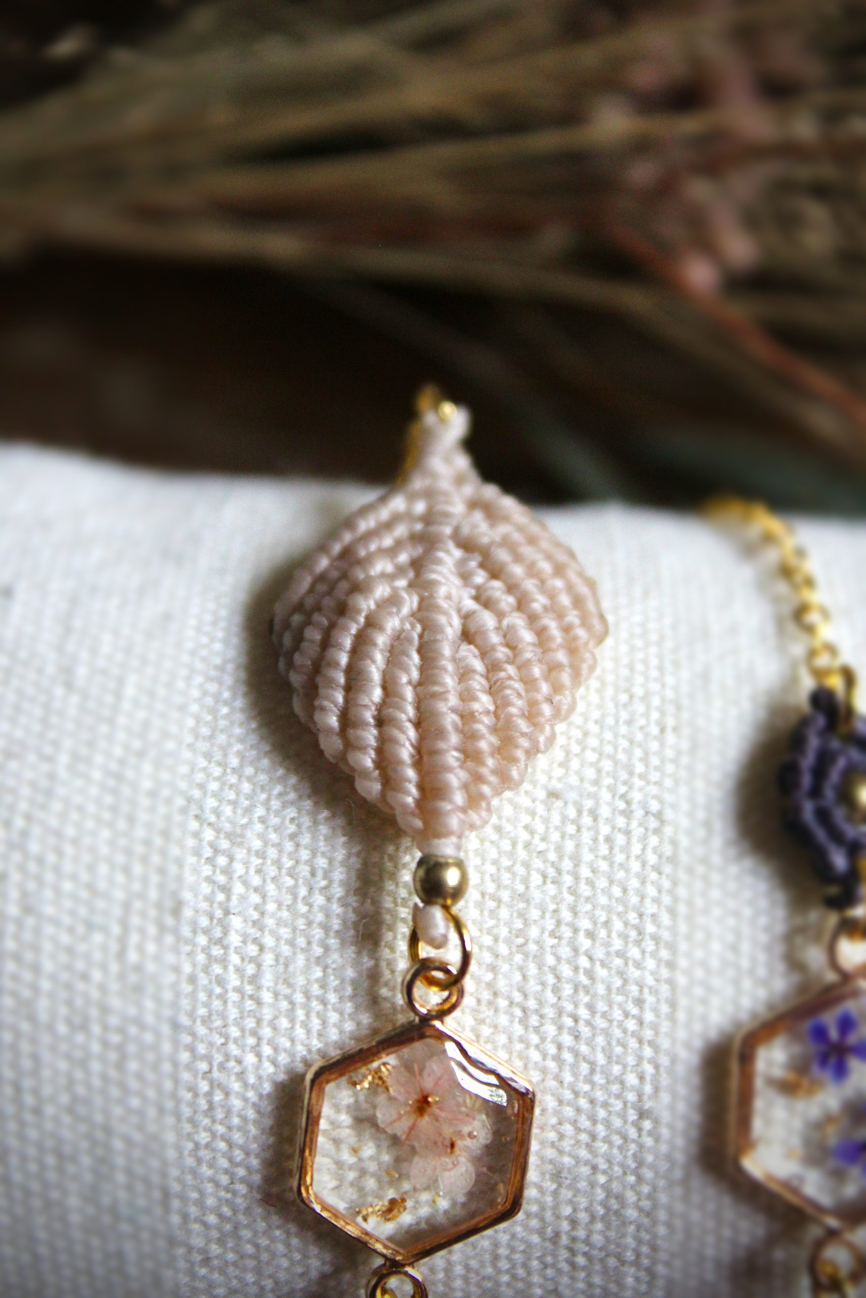 Bracelet micro macramé feuille beige & résine fleurs séchées