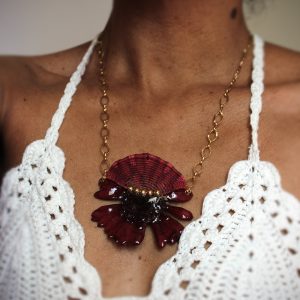 Collier germinie rouge et micro macramé porté