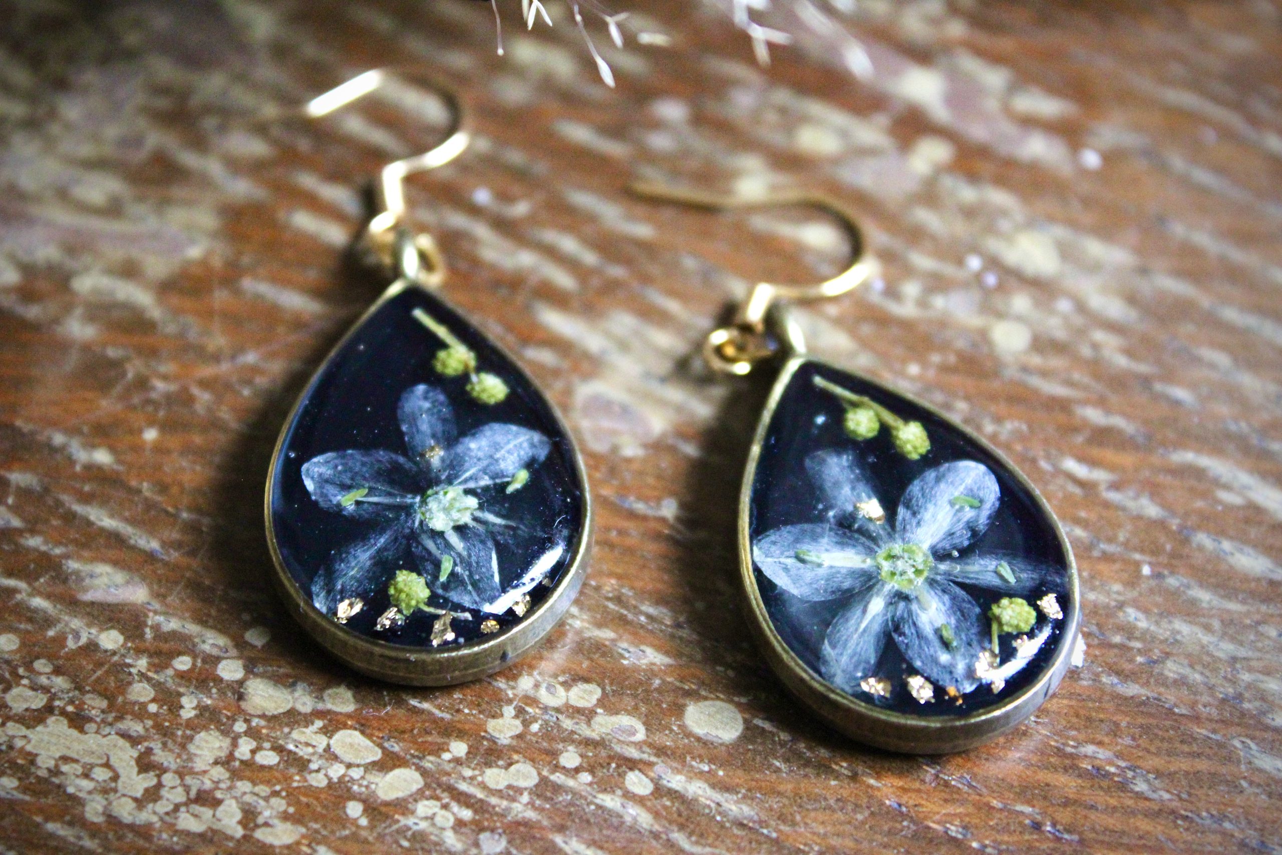 Boucles d'oreilles noires avec fleurs séchées