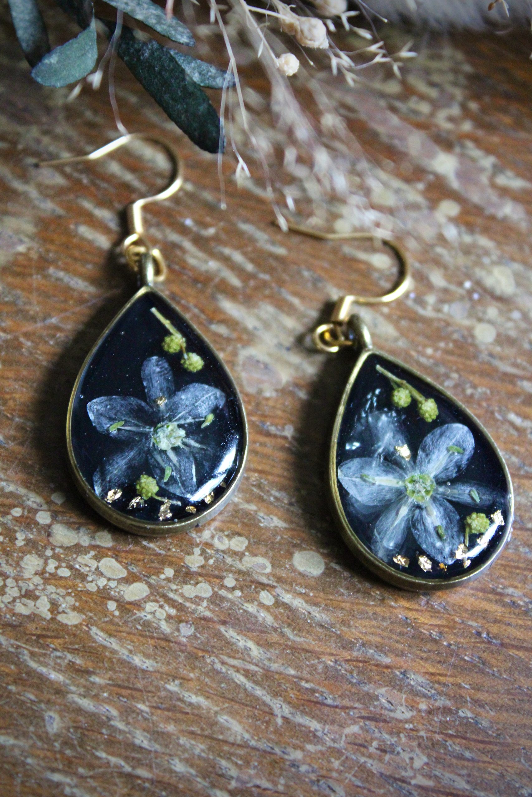 Boucles d'oreilles noires avec fleurs séchées