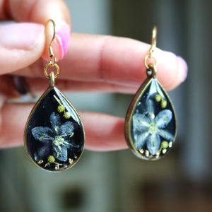 Boucles d'oreilles noires avec fleurs séchées