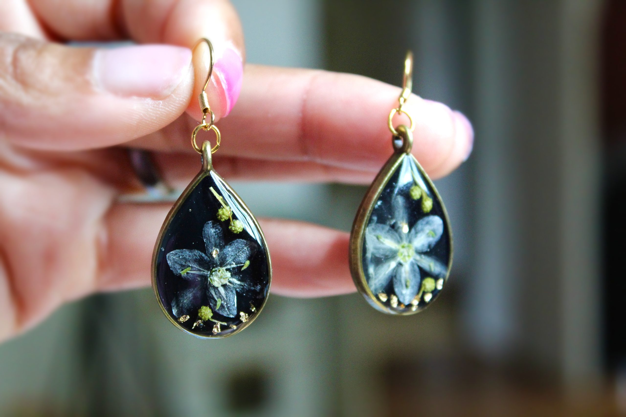 Boucles d'oreilles noires avec fleurs séchées