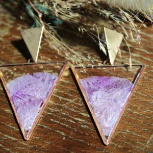 Boucles d'oreilles triangulaires avec pétales d'orchidées