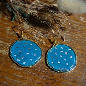 Boucles d'oreilles bleues avec points argentés