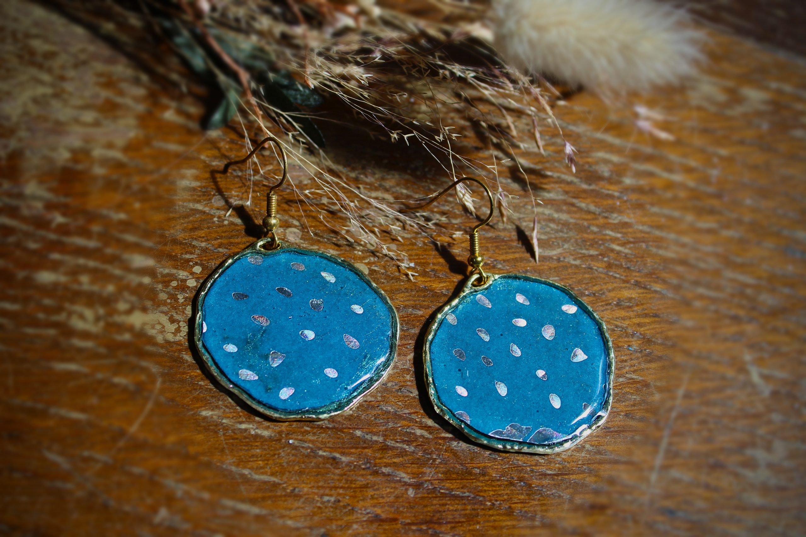 Boucles d'oreilles bleues avec points argentés