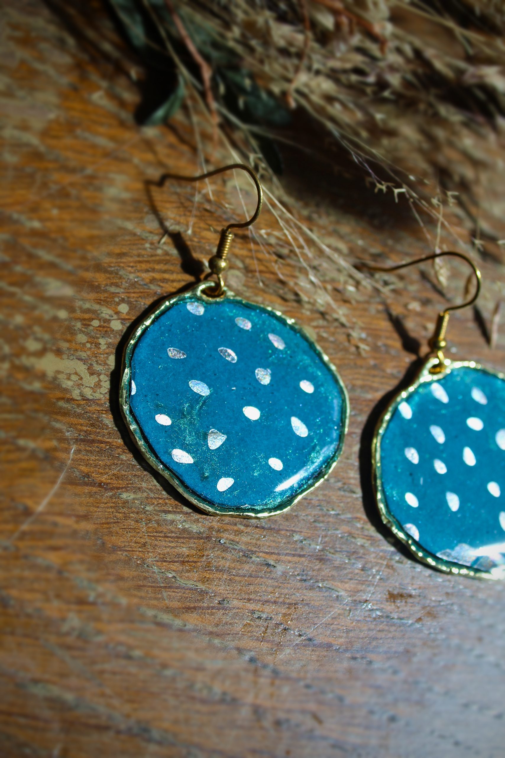Boucles d'oreilles bleues avec points argentés
