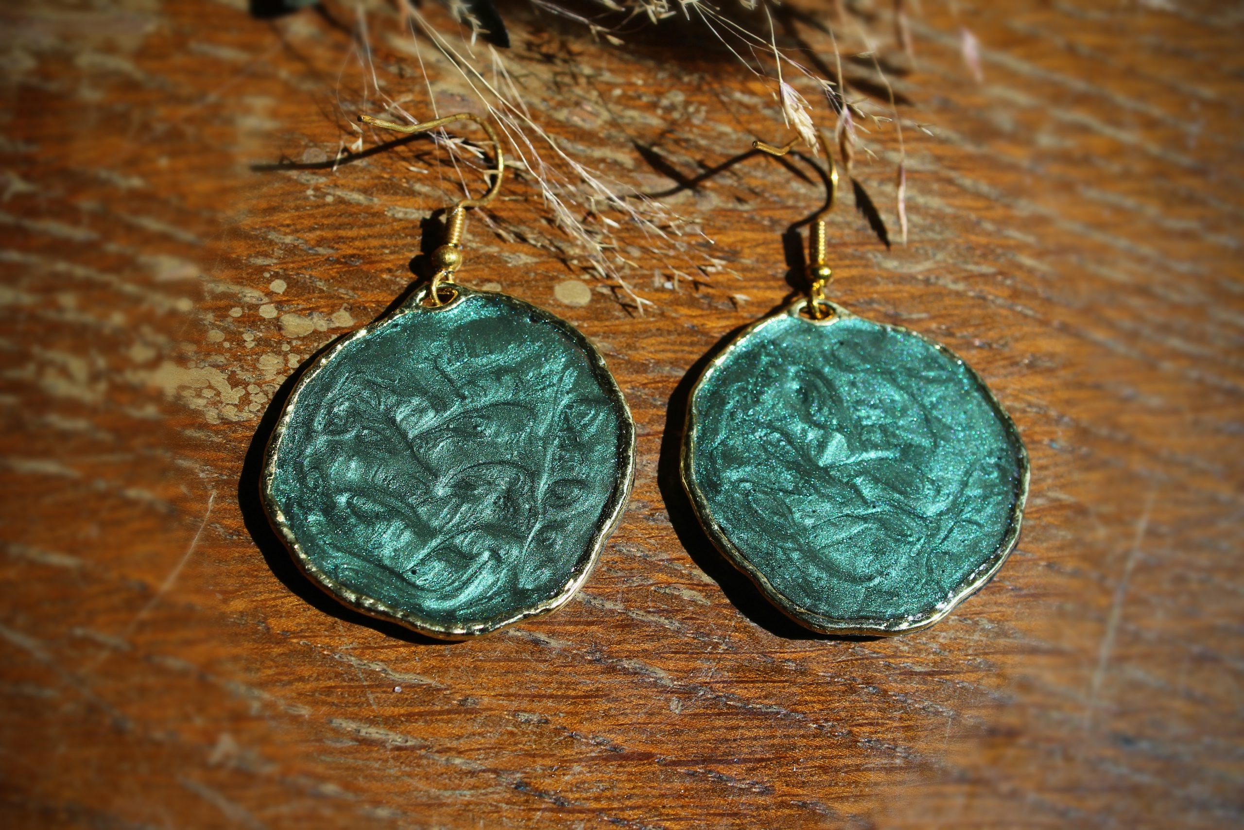 Boucles d'oreilles vertes métalliques