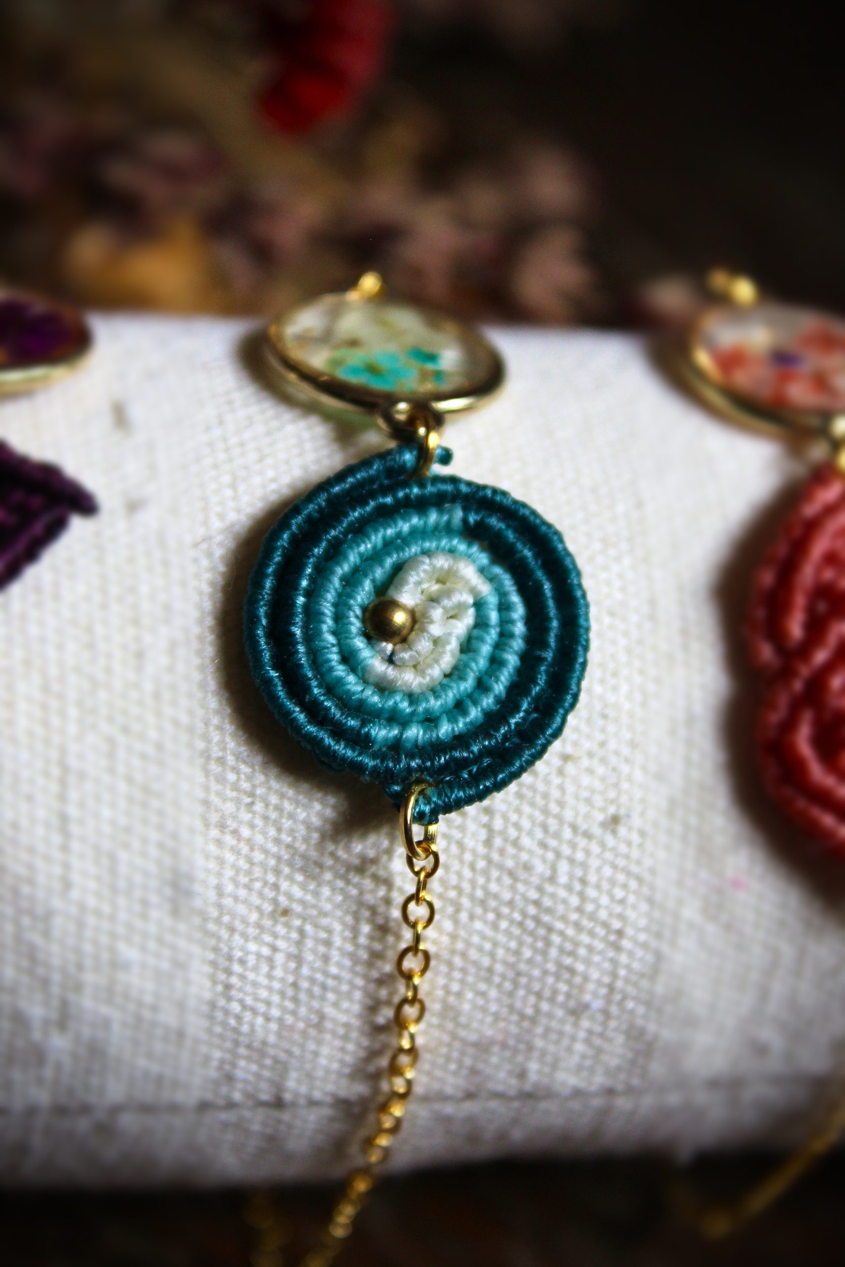Bracelet micro macramé spirale verte & résine fleurs séchées