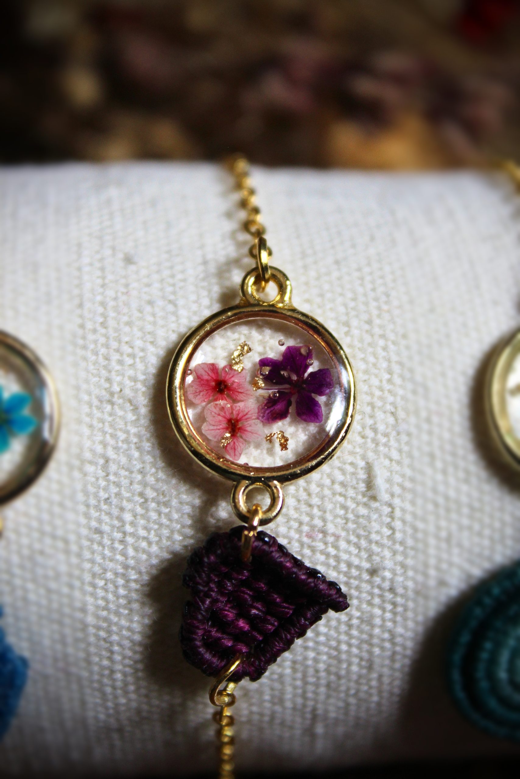 Bracelet micro macramé coeur pourpre & résine fleurs séchées