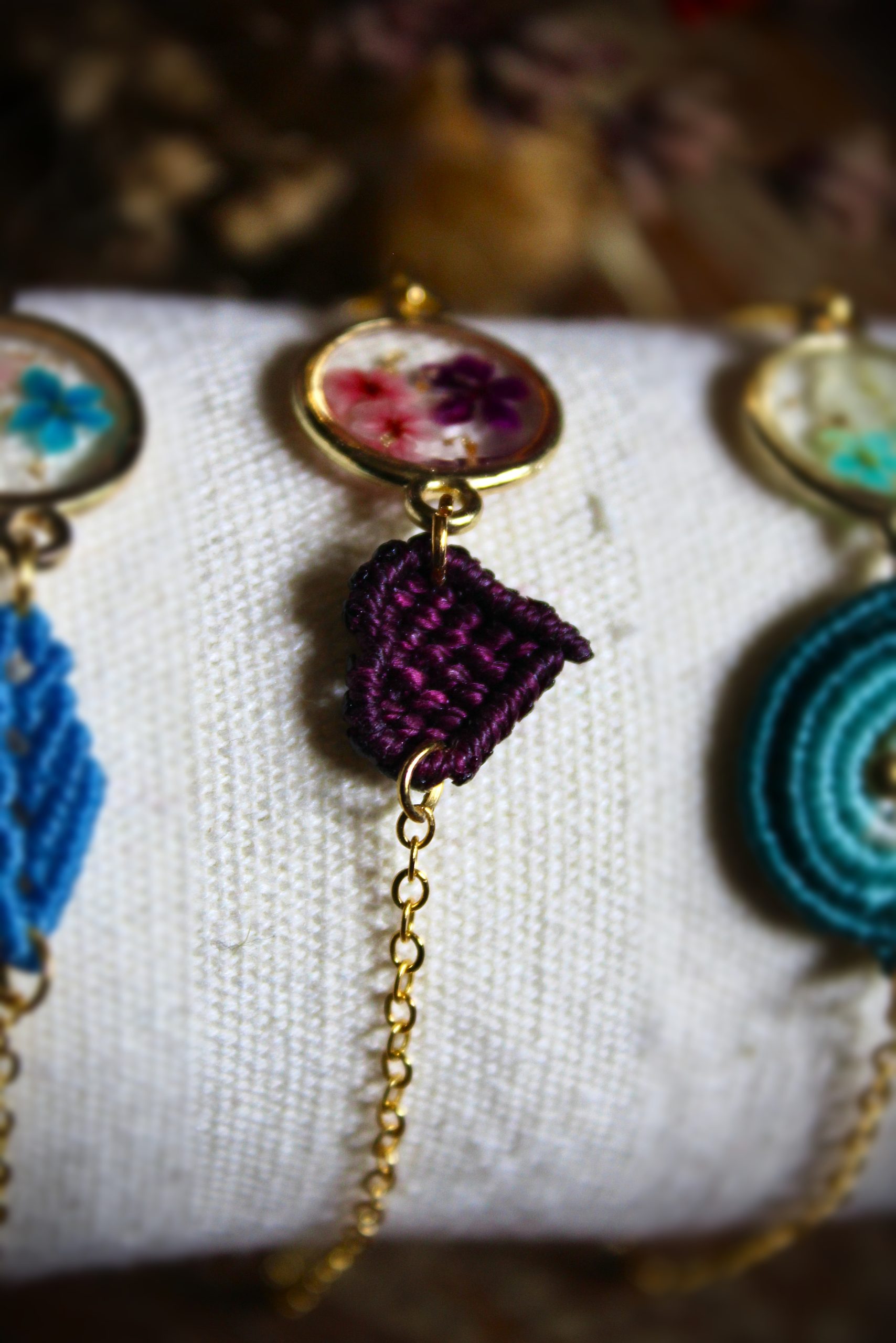 Bracelet micro macramé coeur pourpre & résine fleurs séchées
