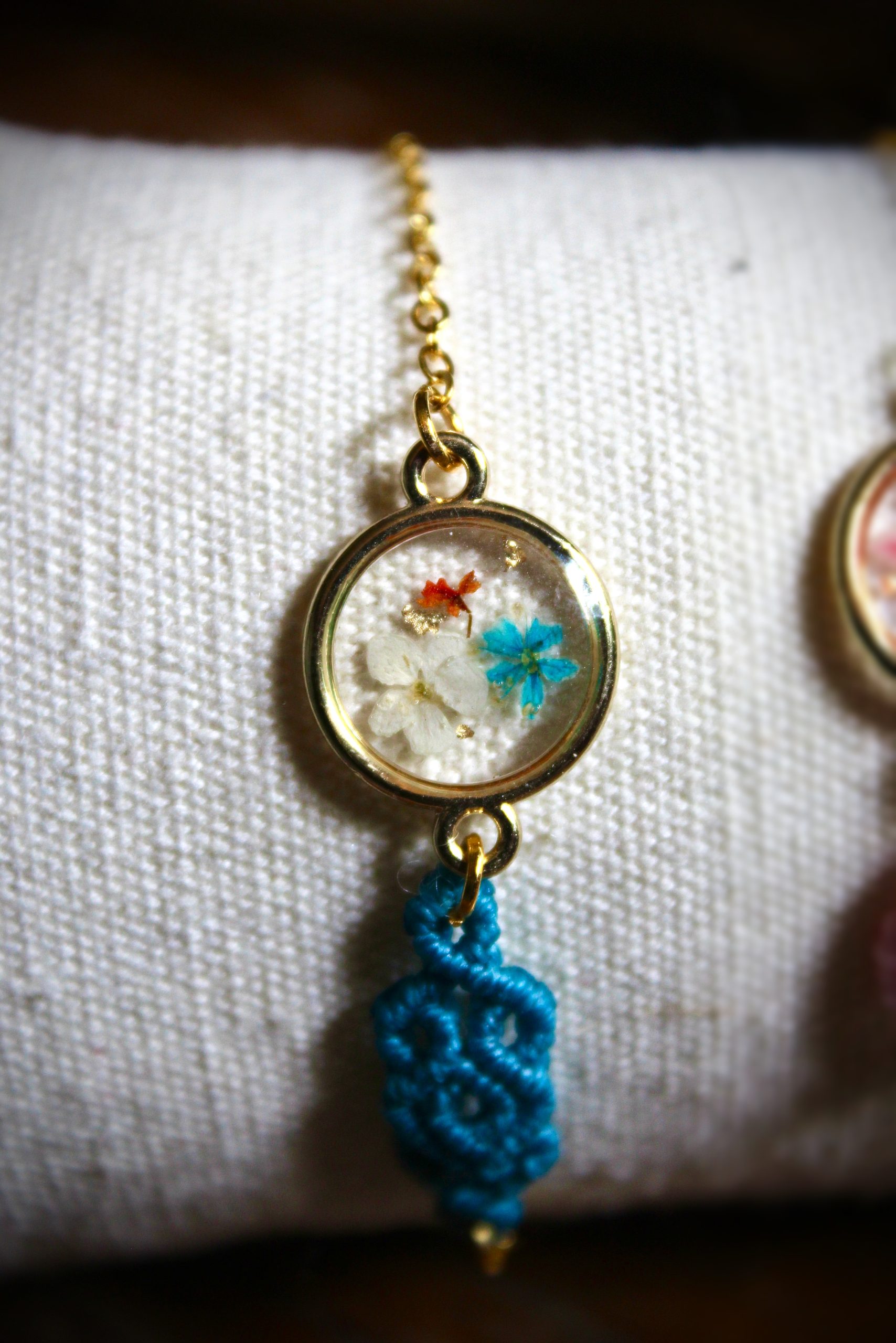 Bracelet micro macramé motif celtique bleu & résine fleurs séchées