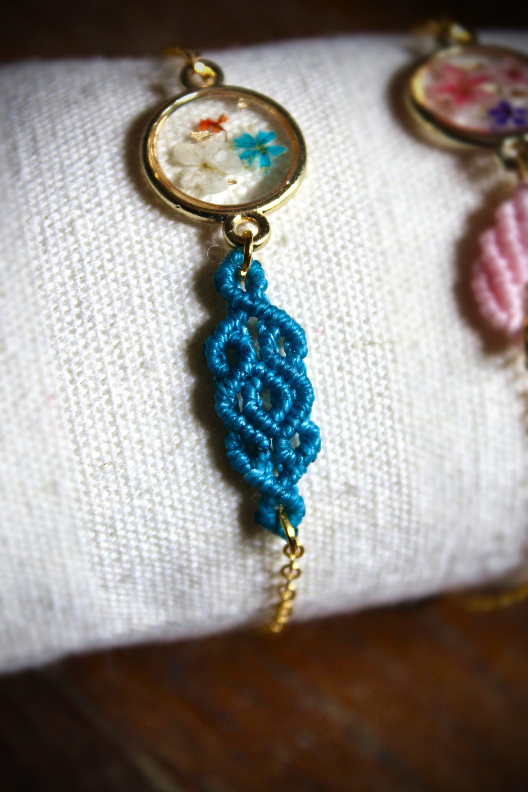 Bracelet micro macramé motif celtique bleu & résine fleurs séchées