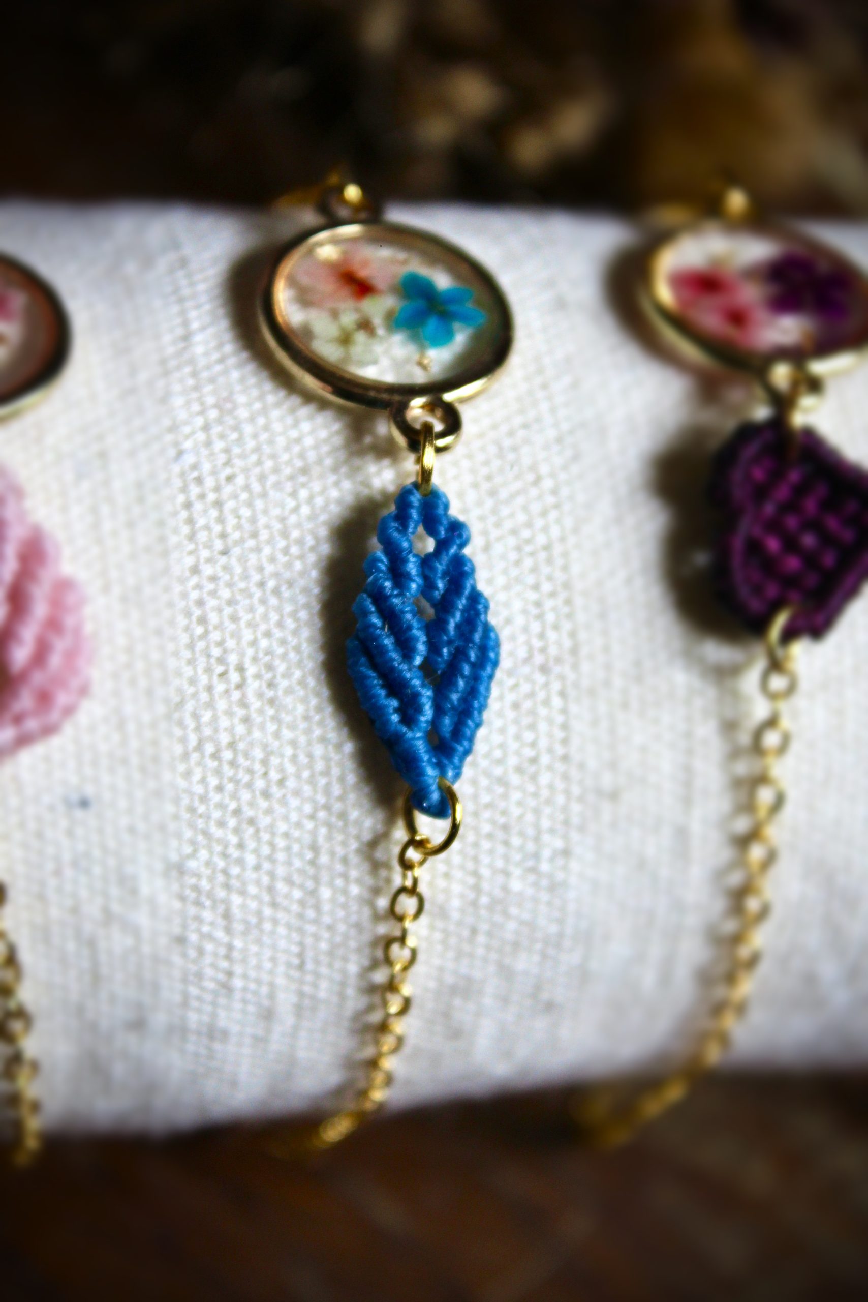 Bracelet micro macramé feuille bleue & résine fleurs séchées
