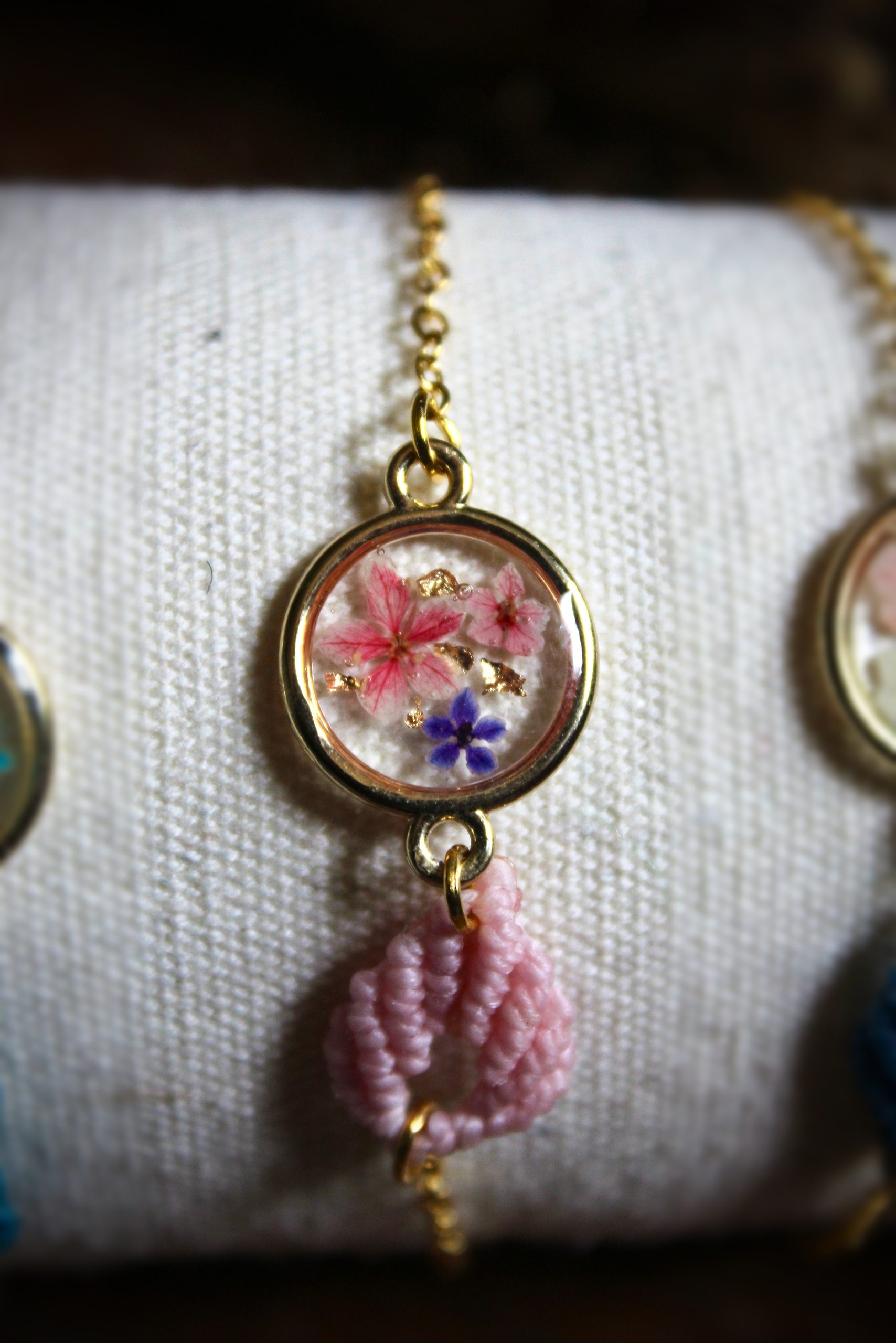 Bracelet micro macramé feuille rose & résine fleurs séchées