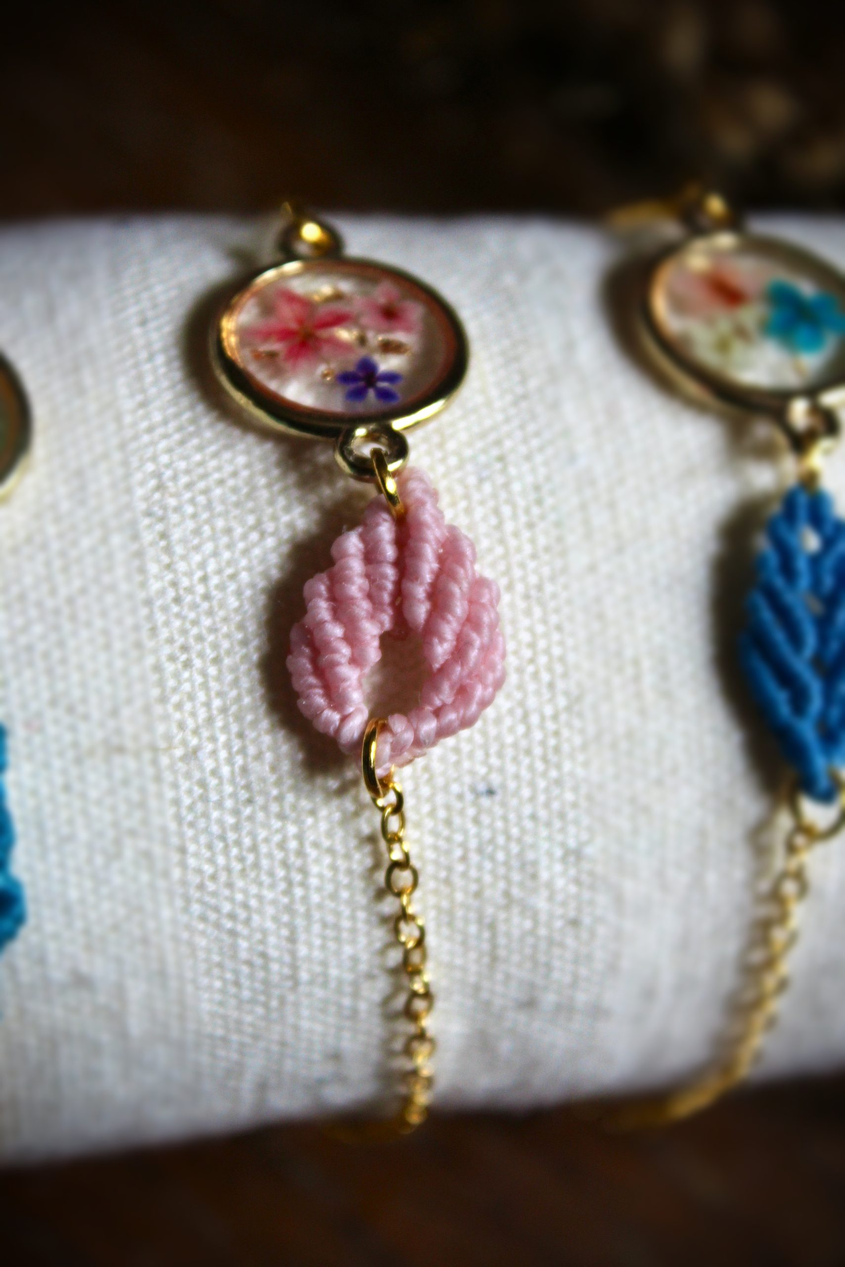 Bracelet micro macramé feuille rose & résine fleurs séchées
