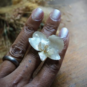 Bague réglable avec une orchidée véritable nacrée blanche