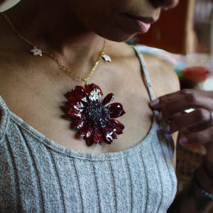 Collier porté germinie rouge et petites fleurs breloques