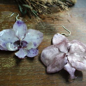 Boucles d'oreilles d'orchidées pourpre
