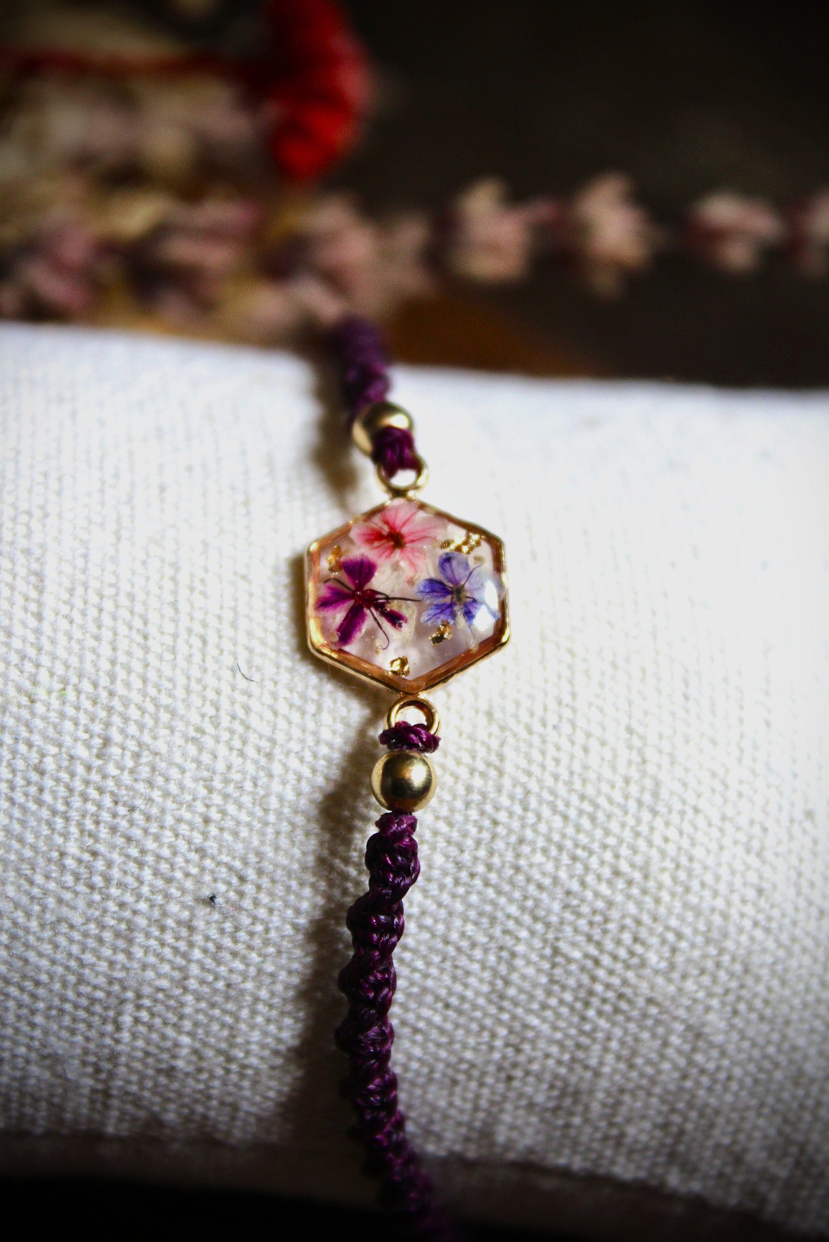 Bracelet violet réglable résine et micro macramé