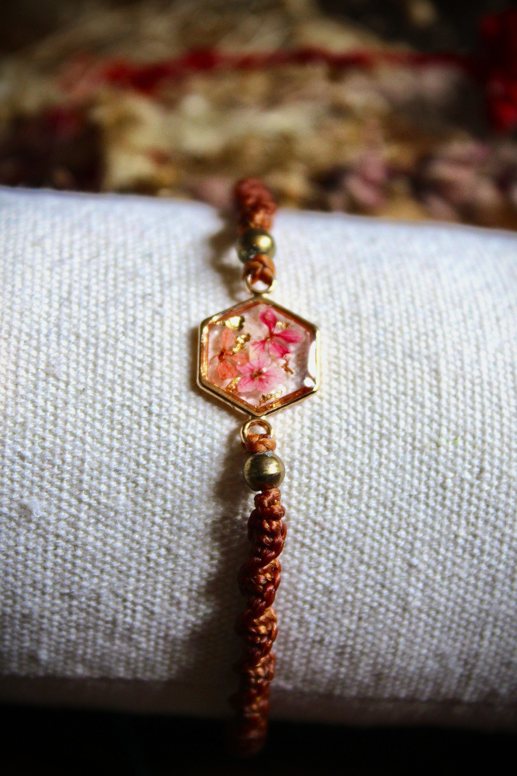Bracelet marron réglable résine et micro macramé