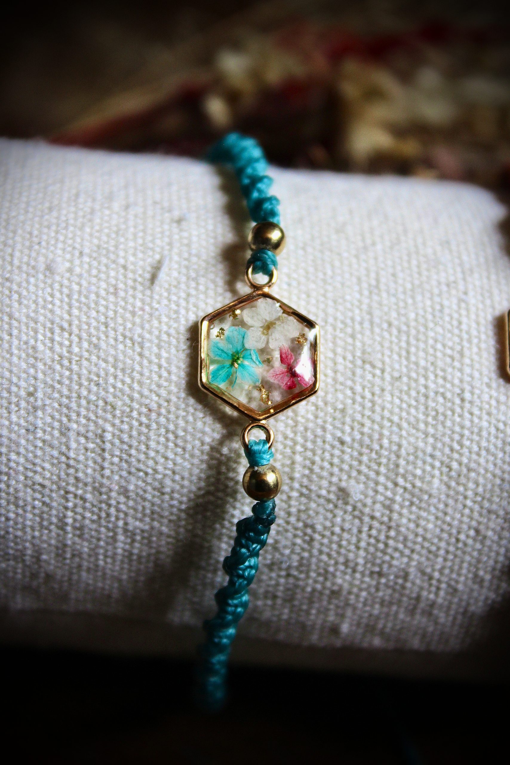 Bracelet bleu vert réglable résine et micro macramé