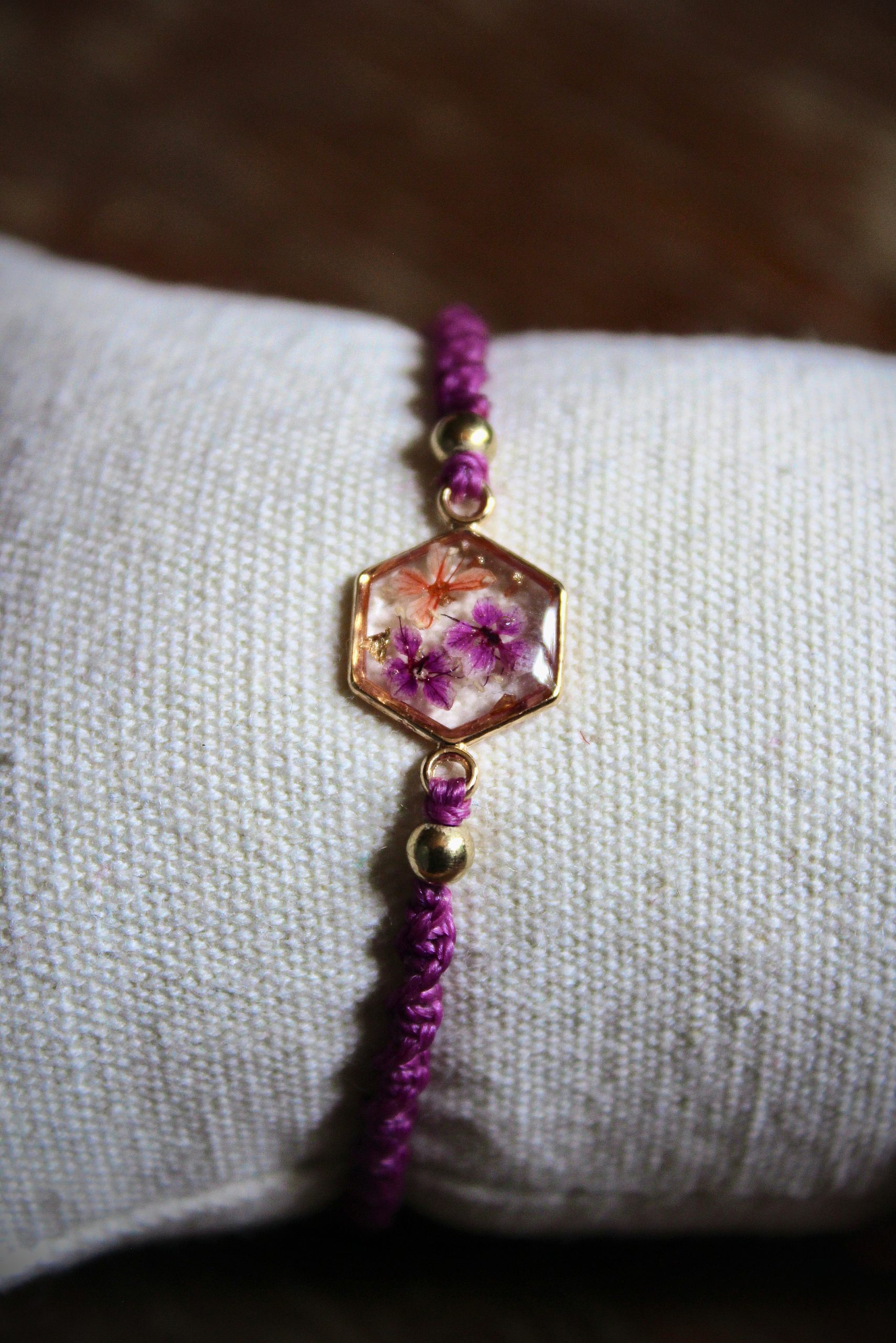 Bracelet rose réglable résine et micro macramé