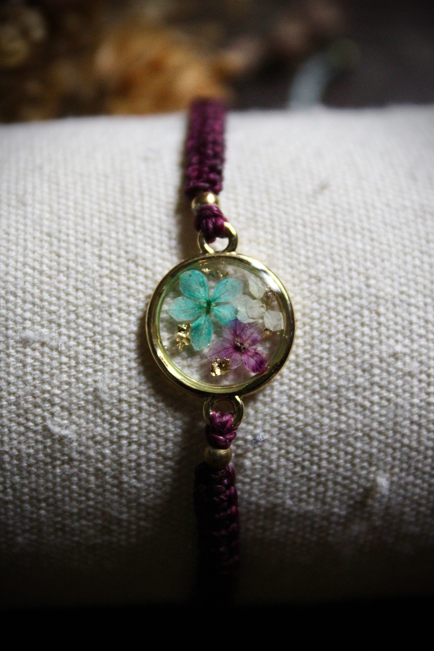 Bracelet pourpre réglable résine et micro macramé