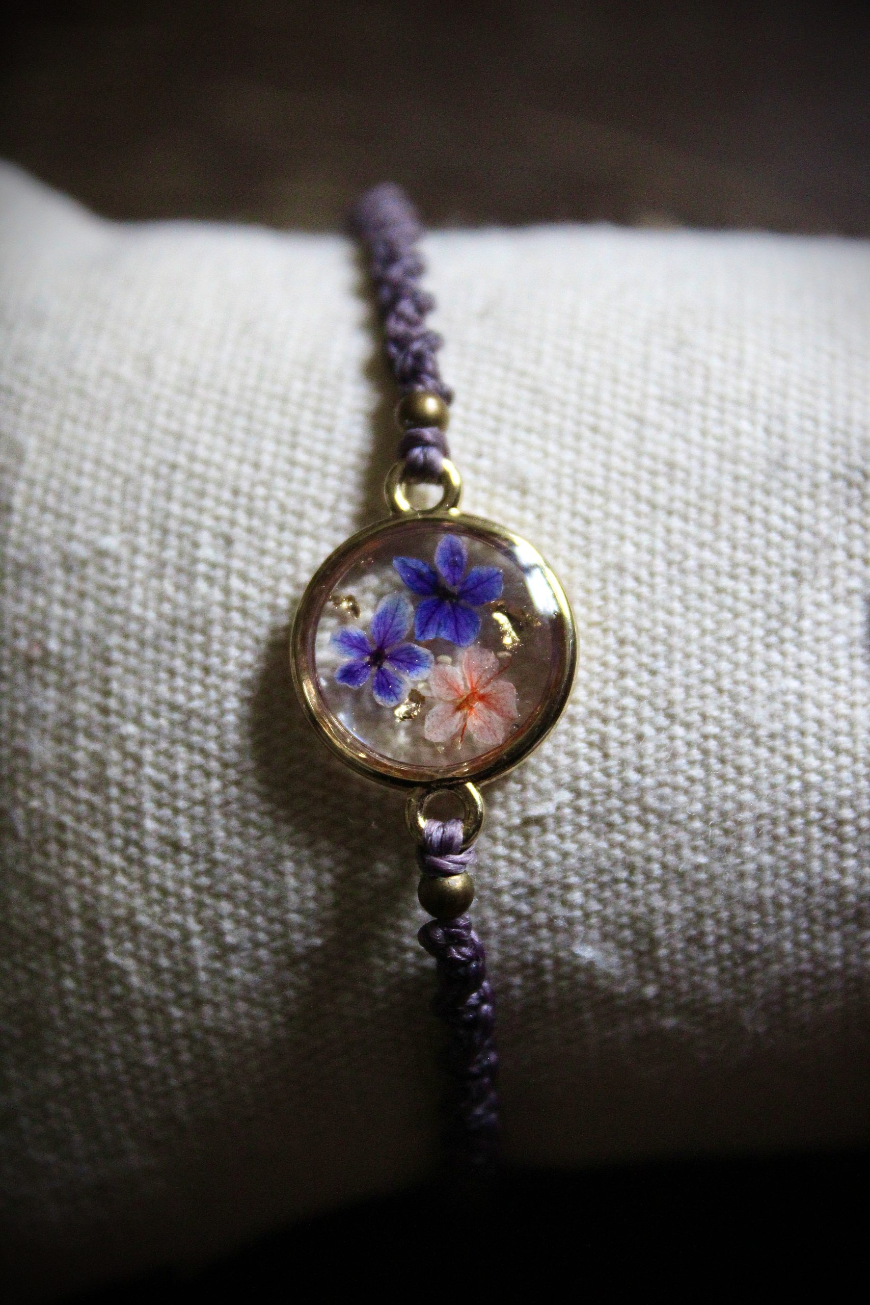 Bracelet violet réglable résine et micro macramé